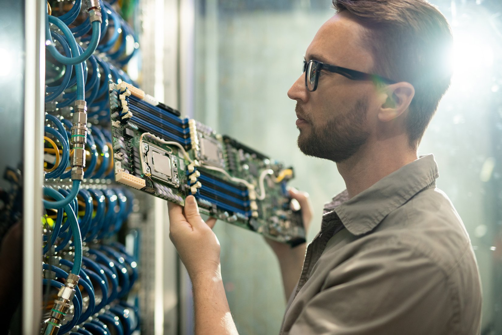 Server installation specialist working in datacenter room